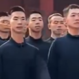 即便未着军装，依然气宇轩昂！