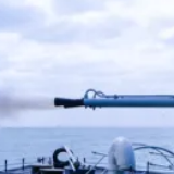 编队航行中，战斗警报突然响起