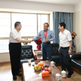 毛万春走访慰问退休老党员并送上“光荣在党50年”纪念章