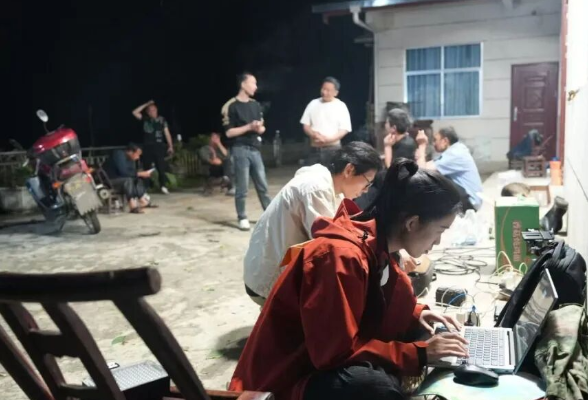 记者坐直升机进去，徒步6小时出来