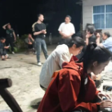 记者坐直升机进去，徒步6小时出来
