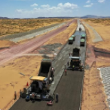 宁夏首条沙漠高速公路建设正酣