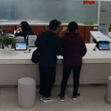 烈士父母要为烈士还贷款，结局很暖