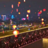 冰奥报春，长江灯光秀带来极致光影大片