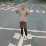 上海一男子拦路讨要物资称“快饿死了”?当事人:喝断片儿了