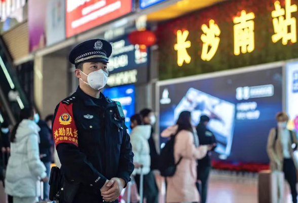 长沙南站铁警冯中伟：春节旅客团圆路上的“守护神”