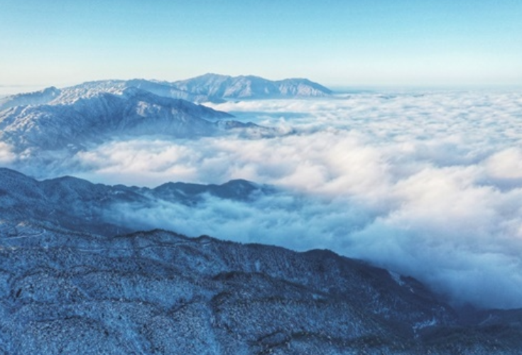 传颂振兴故事 映照伟大变迁——评吕高安《雪峰山系列》