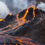 一天1400次地震！冰岛火山或再次喷发，游客凌晨恐慌逃离