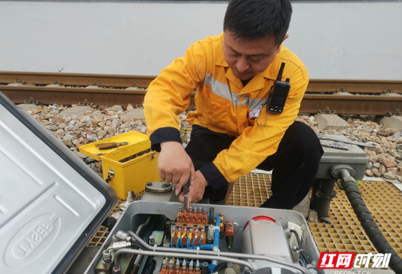 寒风冷雨中作业已成习惯，他们是湖南铁路信号设备“守护者”