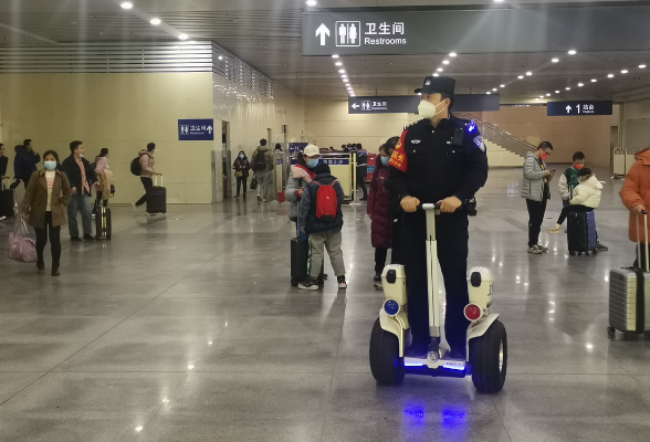 长沙南站派出所百余民警日夜巡逻护航节后春运旅客平安返程