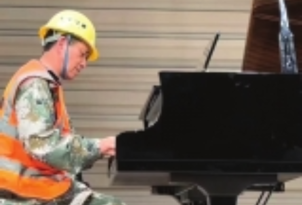 建音乐厅的湖南农民工在项目建成后受邀登台弹琴：这双手弹得出浪漫扛得起生活
