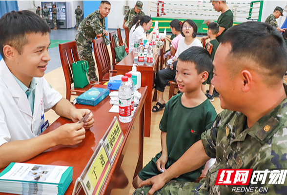 武警湖南总队医院：军地联合义诊守护“军娃”健康