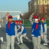 学生们排队过马路向等待司机敬礼致谢
