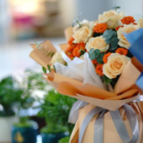 人人抱着鲜花上车!网友:全国“最香”高铁站在这里!