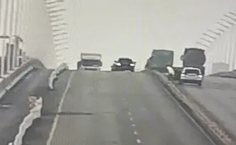 事发长沙！他突然停车，向桥边狂奔！