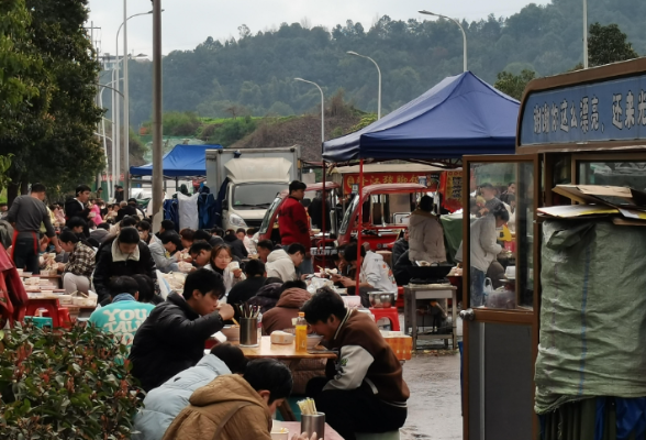 时刻回ing丨网友投诉长沙天马公寓占道经营：燃气瓶旁就是学生人流 街道：专人值守已安排！
