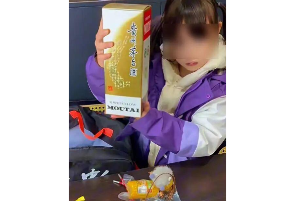 官方辟谣“女孩花50元在学校跳蚤市场买到茅台”：系杜撰的段子，相关部门已介入处理