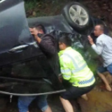 小车打滑坠溪 永州公安交警火速营救