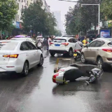永州冷水滩发生一起摩托车撞人事故 雨天行车要谨慎