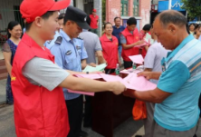 回龙圩：文明出行进万家 “一盔一带”保平安