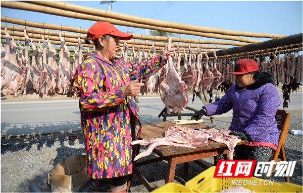 桃川板鸭是江永县传统名肴，有上百年的腌制历史。
