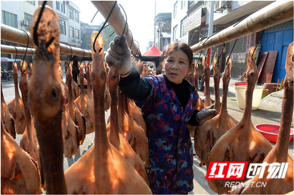 每年冬至来临，江永桃川镇桃源社区大街小巷的板鸭加工作坊都忙碌着翻晒、熏制板鸭。
