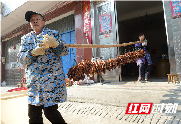 每年冬至来临，江永桃川镇桃源社区大街小巷的板鸭加工作坊都忙碌着翻晒、熏制板鸭。