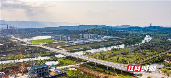 3月19日，永州市东安县国家能源集团国华永州电厂，从高空俯瞰电厂生活区及芦江风光带。（唐明登 胡贤吉）