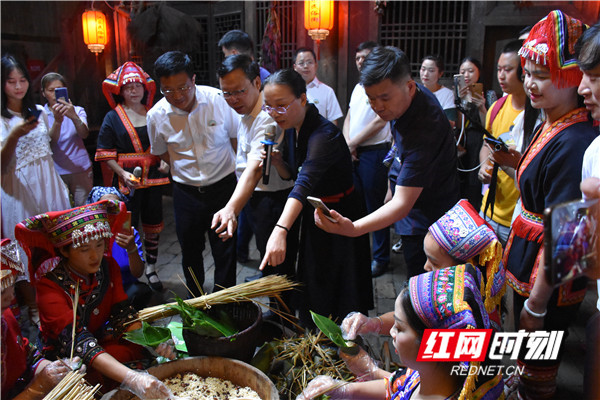 在江永民俗文化街，县委书记周立夫为江永香粽代言，不仅在现场向省扶贫办相关领导、客商介绍香粽，还通过网络直播为江永香粽打Call。