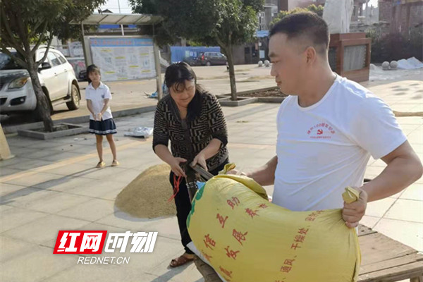 7蒋满军帮助种粮大户搬运稻谷_副本.jpg 7蒋满军帮助种粮大户搬运稻谷_副本.jpg