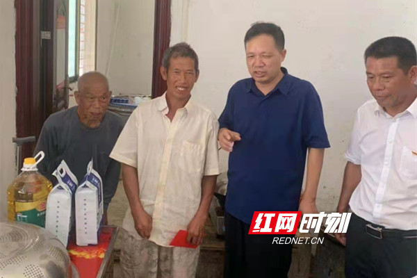 10市卫健委党组书记刘建能走访慰问困难户_副本.jpg 10市卫健委党组书记刘建能走访慰问困难户_副本.jpg