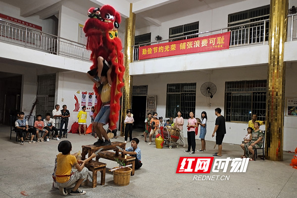 8学生假期学舞狮_副本.jpg 8学生假期学舞狮_副本.jpg