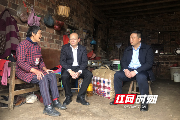 11蓝山县委常委、组织部部长欧阳能上走访慰问困难户_副本.jpg 11蓝山县委常委、组织部部长欧阳能上走访慰问困难户_副本.jpg