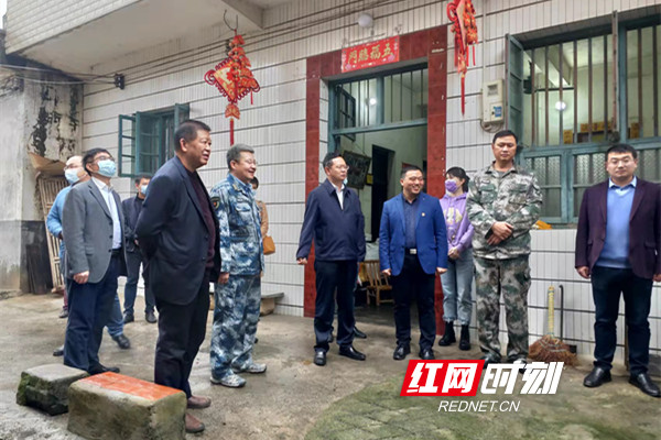 9市委常委、军分区政委张嘉庆走访慰问困难户_副本.jpg 9市委常委、军分区政委张嘉庆走访慰问困难户_副本.jpg