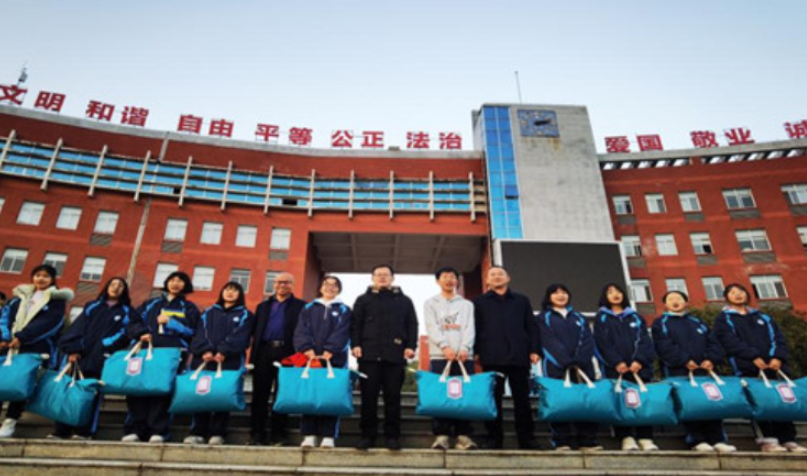 蚕被虽轻 暖意浓浓——永州四中向学生发放“爱心蚕被”