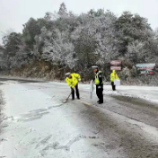 警蓝耀冰雪丨双牌公安交警昼夜奋战抗冰保畅第一线  