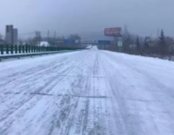 祁阳交警“四举措” 筑牢雨雪冰冻天气安全线