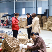 冷水滩：振兴路上贫困户变身致富“领头雁”