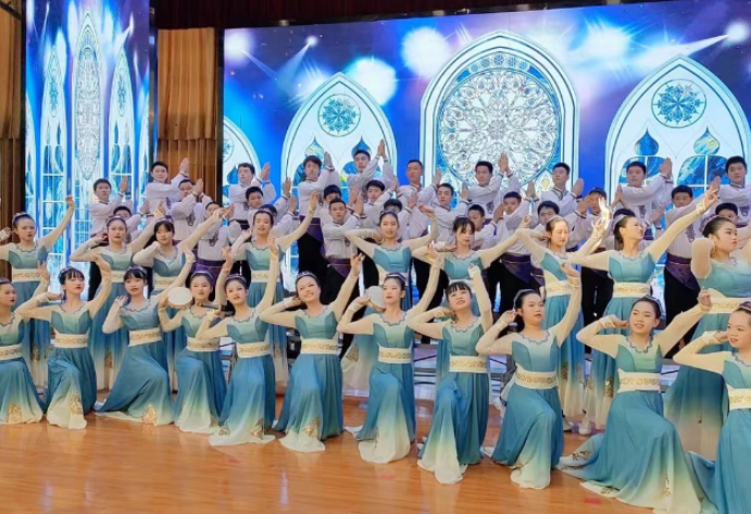 李达中学在湖南省第六届中学生建制班合唱比赛中荣获佳绩