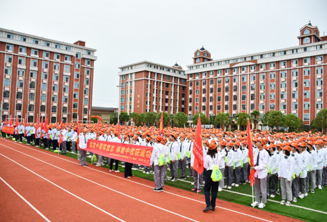 永州市黄冈博才学校千人远足为建党100周年献礼