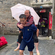 暴雨中他们在行动丨宁远：突降暴雨 消防连续作战成功救助6名被困老人