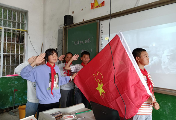 回龙圩管理区中学开展“红领巾心向党”主题中队会