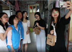 视频丨湖南科技学院：院长化身“快递员” 专属情话表白毕业生
