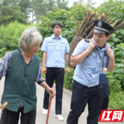 暖心！江永禁毒民警帮助八旬留守老人背柴回家