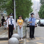 法治园长走进永州市第一幼儿园 站上“护学岗”参与勤务