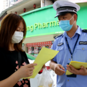 冷水滩：骑行不戴头盔 交警推出“五选一”套餐