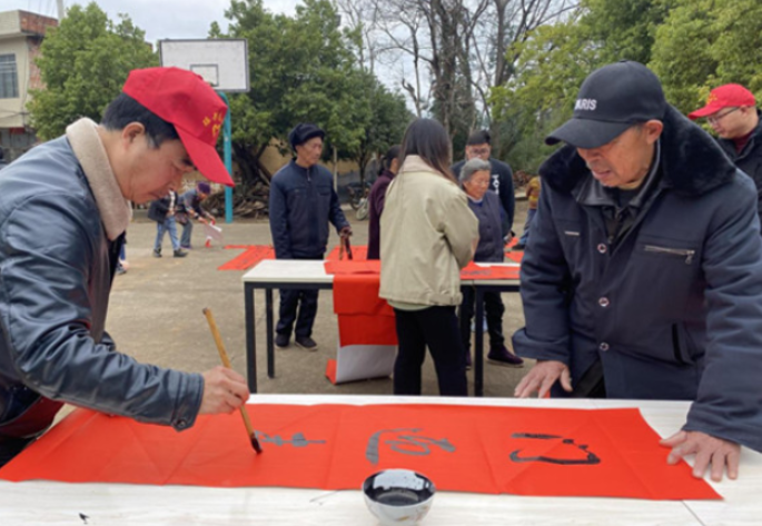 新春走基层丨江华县委宣传部：开展“书法进万家”送春联迎新春活动