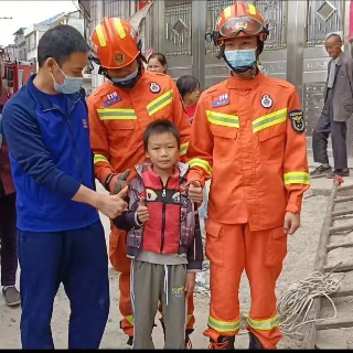 央媒争相报道“道县6岁男孩协助消防救援邻家2岁幼童”事迹