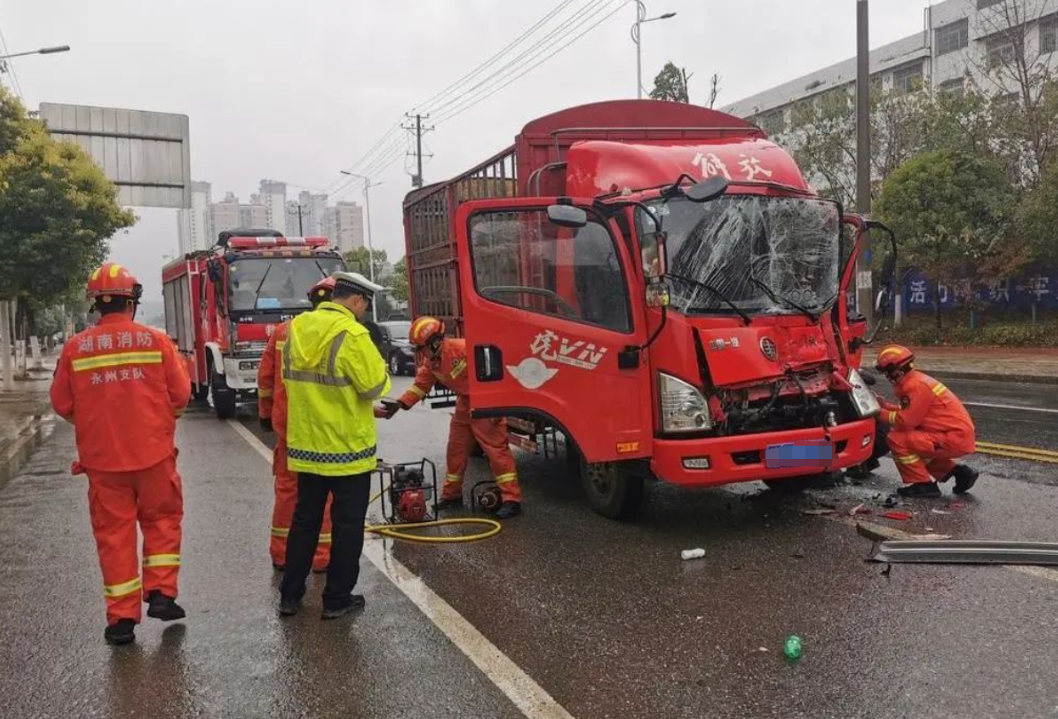 永州冷水滩：路滑导致连发两起追尾 消防及时解救被困人员