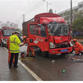 永州冷水滩：路滑导致连发两起追尾 消防及时解救被困人员